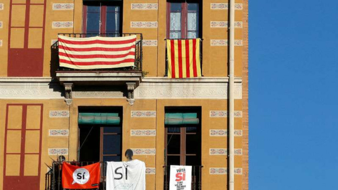 Bendera Katalunya dipampang di apartamen di Barcelona, Spanyol