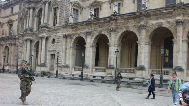 Aparat berjaga di kawasan Museum Louvre Paris, Prancis