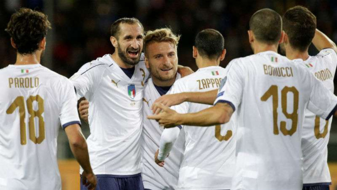 Para pemain Italia rayakan gol Giorgio Chiellini