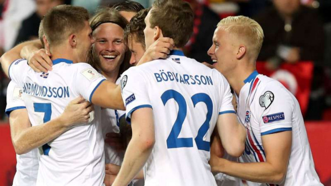 Para pemain Islandia rayakan gol