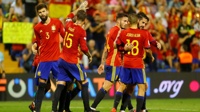 Pemain Timnas Spanyol merayakan gol 