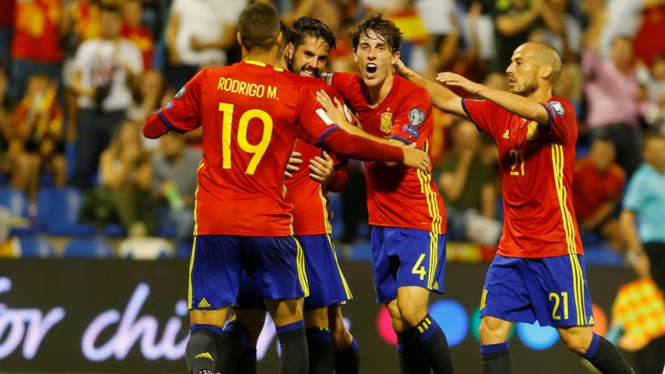 Pemain Timnas Spanyol merayakan gol ,