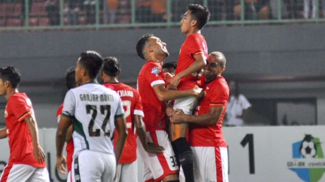 Para pemain Persja Jakarta merayakan gol