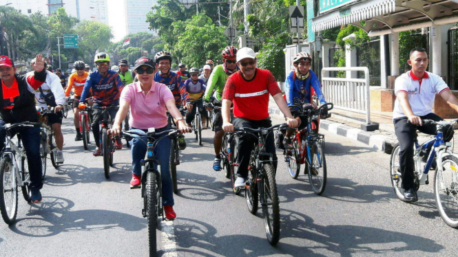 Gubernur Djarot dan istri bersepeda.