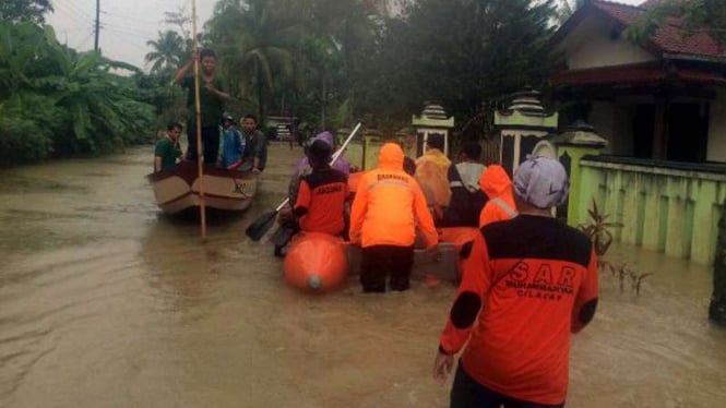 Tim Basarnas mengevakuasi pengungsi banjir Cilacap.