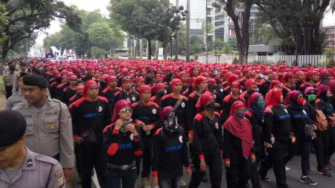 Demo buruh di depan istana negara menyambut hari upah layak sedunia beberapa waktu lalu.