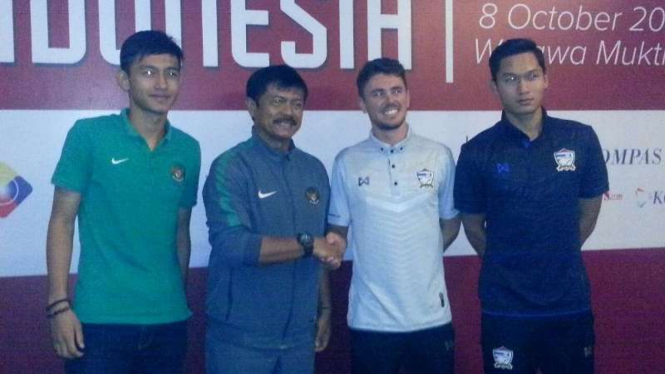 Pelatih Timnas Thailand U-19, Marc Alavendra (dua dari kanan)