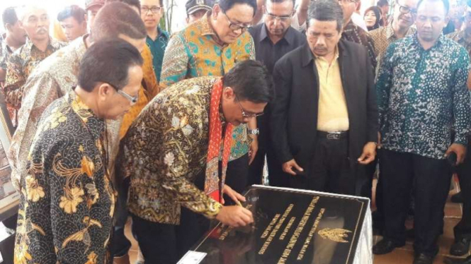 Gubernur DKI Djarot Syaiful Hidayat resmikan sekolah.