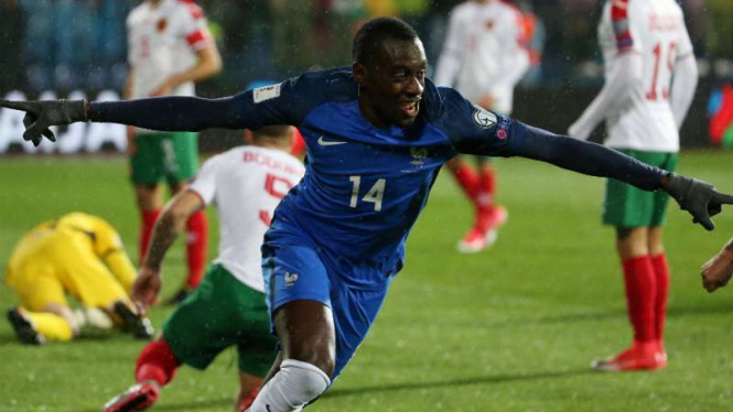 Gelandang Prancis, Blaise Matuidi rayakan gol