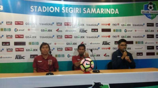 Asisten Pelatih Borneo FC, Ahmad Amiruddin. dan Asri Akbar