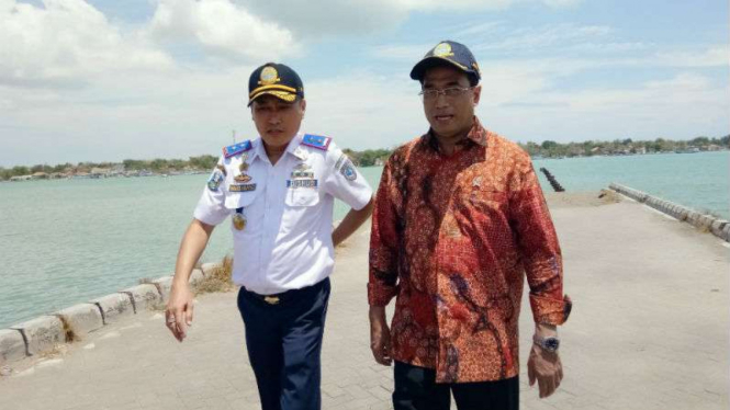 Menteri Perhubungan Budi Karya Sumadi (kanan)