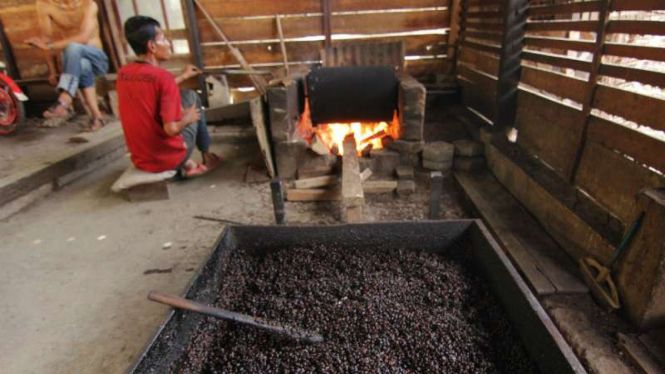 Proses penggongsengan biji kopi di dalam drum kecil berukuran 20 kilogram lalu diputar dengan cara manual.