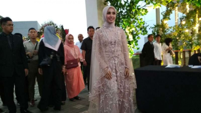 Artis Laudya Cynthia Bella tampil anggun dalam resepsi kedua pernikahannya dengan Engku Emran di Bandung, Jawa Barat, pada Minggu, 8 Oktober 2017.