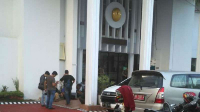 Tim KPK menghabiskan waktu lebih tujuh jam untuk menggeledah ruang kerja Ketua Pengadilan Tinggi Manado, Sudiwardono, di Manado, Sulawesi Utara, pada Minggu, 8 Oktober 2017.