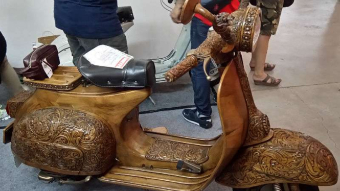 Vespa Super 1973 dari kayu jati dalam Kustomfest di Jogja Expo Center, Yogyakarta, pada Minggu, 8 Oktober 2017.