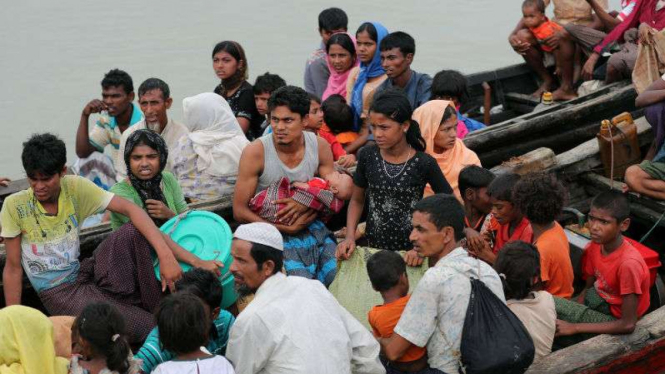 Para pengungsi Rohingya menyeberang dengan perahu nelayan