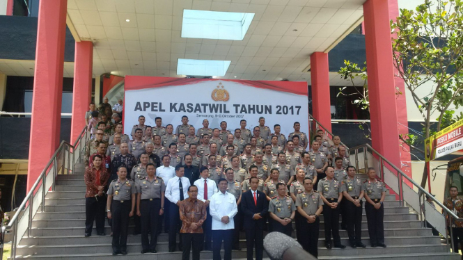 Presiden Joko Widodo berfoto bersama petinggi Polri di kampus Akademi Kepolisian di Semarang, Jawa Tengah, pada Senin, 9 Oktober 2017.