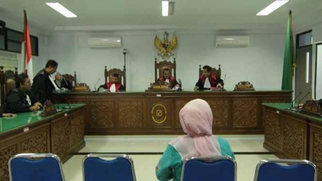 Seorang terdakwa kasus pengadaan mobil damkar menjalani sidang dengan agenda pembacaan tuntutan dari jaksa penuntut umum di Pengadilan Tindak Pidana Korupsi Banda Aceh pada Senin, 9 Oktober 2017.