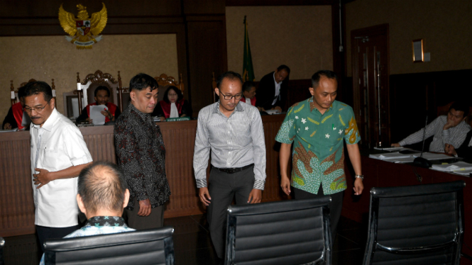 Mantan Mendagri Gamawan Fauzi, pegawai LKPP Setya Budi Arijanta, pegawai Pusat Komunikasi Kemenlu Kristian Ibrahim Moekmin, dan Dirjen Dukcapil Kemendagri Zudan Arif Fakrulloh di Pengadilan Tipikor, Jakarta Pusat, Senin (9/10). 