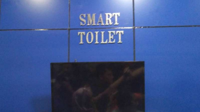 Smart toilet di halte bus TransJakarta