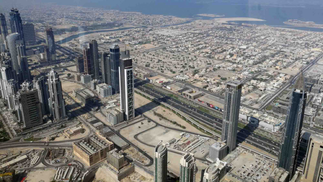 Pemandangan Dubai dari lantai 124 di gedung Burj Khalifa