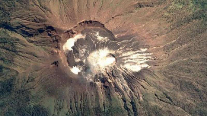 Kondisi kawah Gunung Ile Lewotolok di NTT.