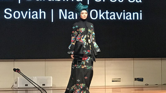 Koleksi Jeny Tjahyawati yang ditampilkan di Paris Fashion Week