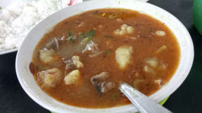 Sop saudara, salah satu makanan khas Sulawesi Selatan, di Warung Sop Saudara di kawasan Jalan Panaikang Makassar.