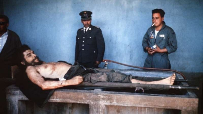 Ernesto 'Che' Guevara, sebelum dikuburkan secara diam-diam oleh pemerintah Bolivia pada 10 Oktober 1967. Jasadnya difoto sebagai bukti kematiannya.