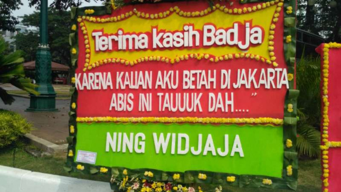 Karangan bunga berdatangan ke Balai Kota DKI 