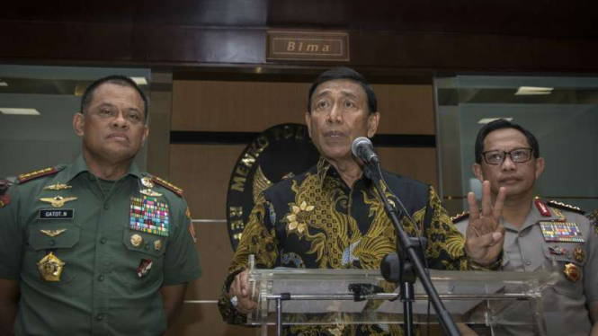 Menkopolhukam Wiranto didampingi Panglima TNI Jenderal TNI Gatot Nurmantyo dan Kapolri Jenderal Pol Tito Karnavian memberikan keterangan pers soal senjata api, Jumat (6/10/2017). 