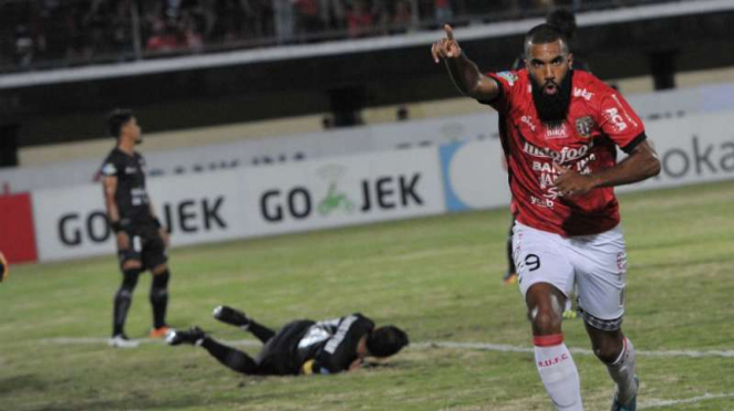 Striker Bali United, Sylvano Comvalius.