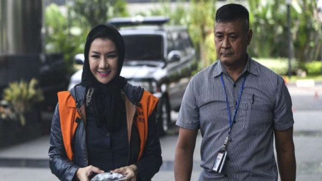 Bupati (nonaktif) Kutai Kartanegara, Rita Widyasari, (kiri) jadi tahanan KPK.