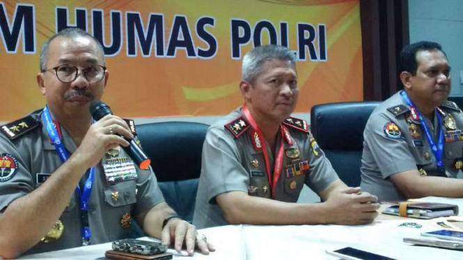 Kepala Polda Jawa Tengah, Inspektur Jenderal Polisi Condro Kirono (tengah), bersama dua petinggi Mabes Polri dalam konferensi pers di kampus Akpol di Semarang pada Selasa, 10 Oktober 2017.