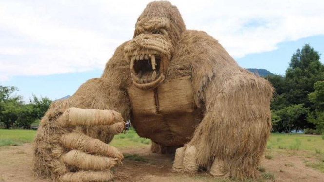 Patung jemarin Gorila di Wara Art Matsuri