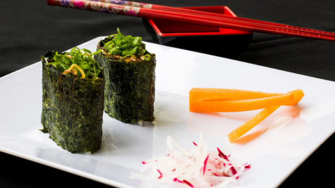 Rumput laut jenis nori digunakan untuk membungkus sushi.