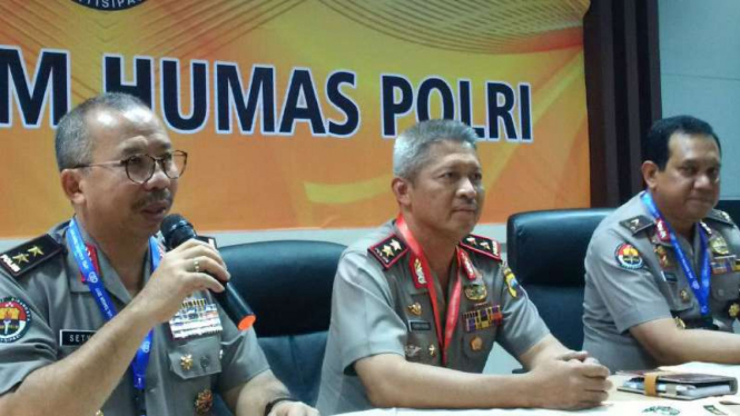 Kepala Polda Jawa Tengah, Inspektur Jenderal Polisi Condro Kirono (tengah), bersama dua petinggi Mabes Polri dalam konferensi pers di kampus Akpol di Semarang pada Selasa, 10 Oktober 2017.