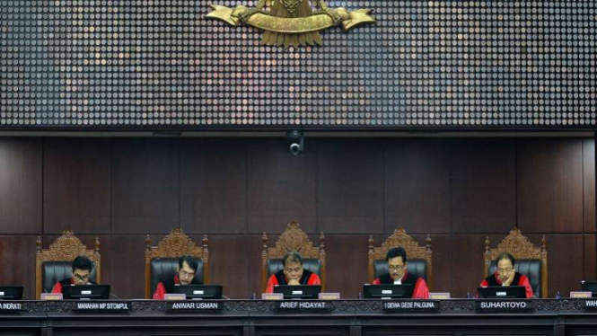Para hakim di Mahkamah Konstitusi sidang melakukan sidang MK