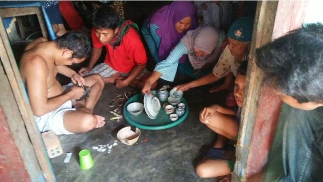 Warga Desa Betung Barat Sumatera Selatan menyaksikan penemuan guci kuno di rumah salah seorang warga, Selasa (10/10/2017)