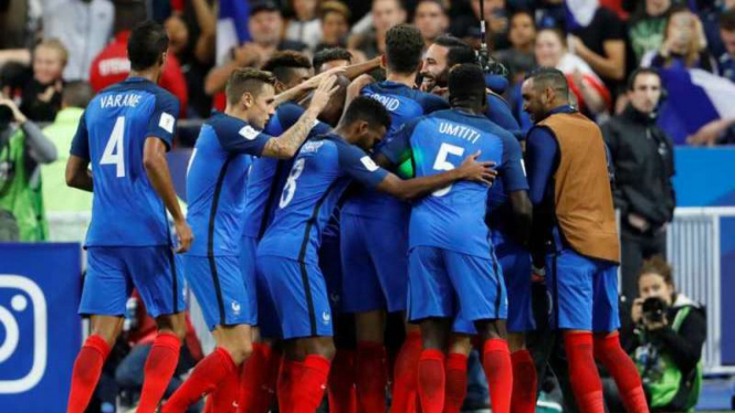 Timnas Prancis melakukan selebrasi usai cetak gol.