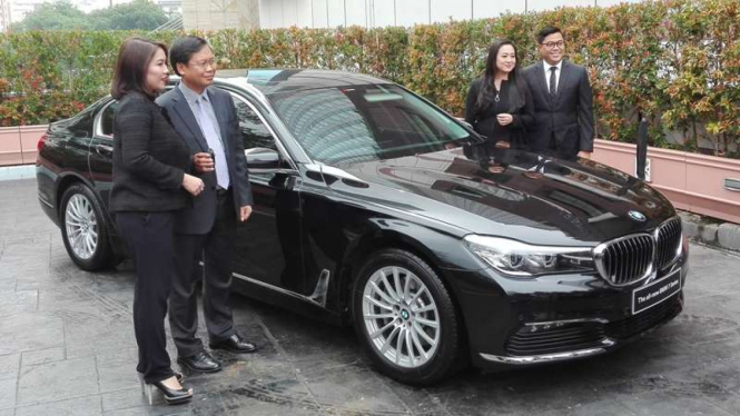Serah terima BMW kepada Duta Besar Vietnam di Jakarta.