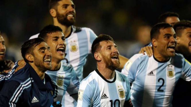 Para pemain Argentina rayakan keberhasilan lolos ke Piala Dunia 2018