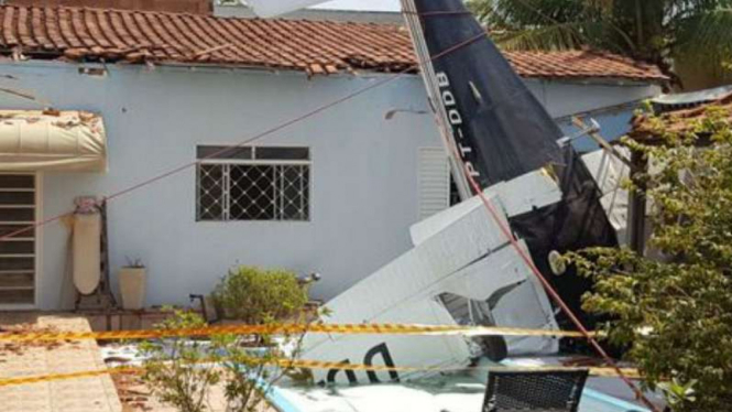 Pesawat jatuh di kolam renang rumah di Brasil