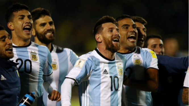 Kapten Timnas Argentina, Lionel Messi, merayakan kelolosan ke Piala Dunia 2018