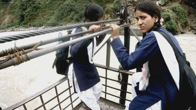 Perjalanan bahaya dua gadis Himalaya menuju sekolah mereka.