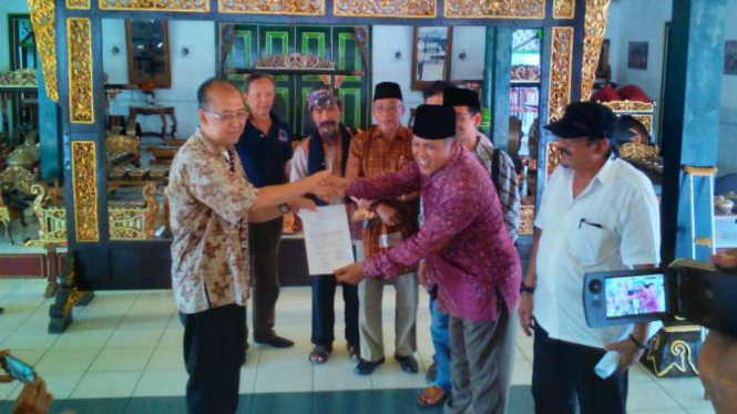 Majelis Pemufakatan Rakyat DI Yogyakarta menyampaikan maklumat tentang desakan agar Sultan Hamengku Buwono X menunjuk KGPH Hadiwinoto sebagai calon tunggal raja.