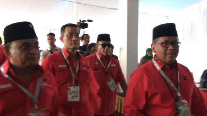 Sekjen PDIP Hasto Kristiyanto (kanan) saat daftar ke KPU.