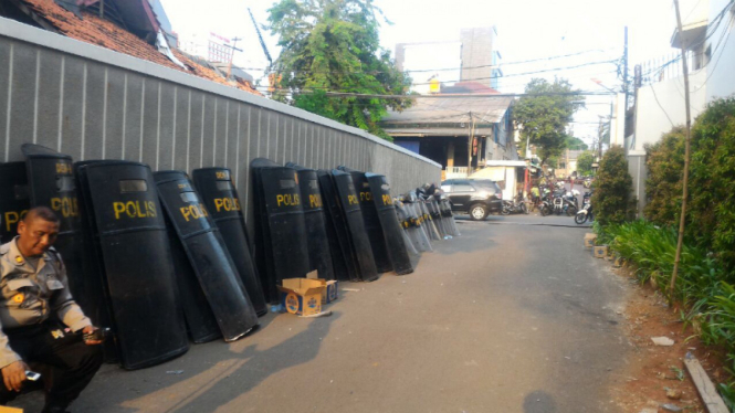 Polisi berjaga di Kantor DPP Golkar di Palmerah, Jakarta Barat.
