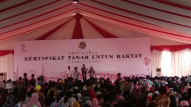 Penyerahkan sertifikat tanah oleh Presiden Jokowi di Tangerang.