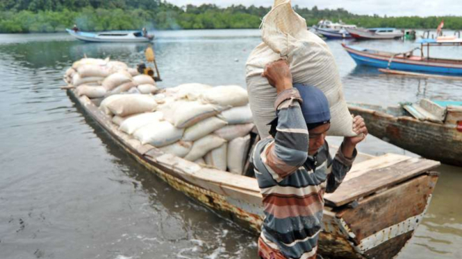 Penambang menurunkan dari kapal karung berisi pasir laut, di Tua Pejat, Kabupaten Kepulauan Mentawai, Sumatera Barat, Rabu (4/10/2017).